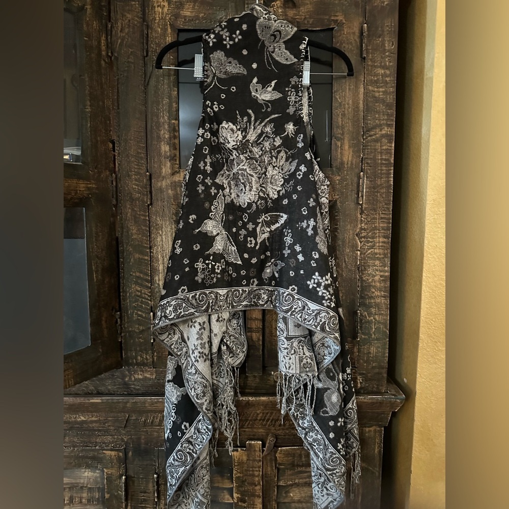 Black and Silver Reversible Butterfly Design Open Front Kimono Vest Pashmina - Picture 3 of 6
